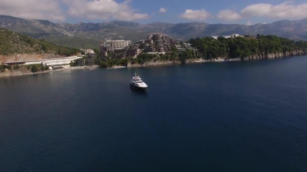 Deniz, hava fotoğrafçılığı dron, Budva yakınındaki Dukley G yat — Stok video