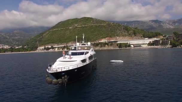 Yate en el mar, avión no tripulado fotografía aérea, Budva, cerca de Dukley G — Vídeo de stock