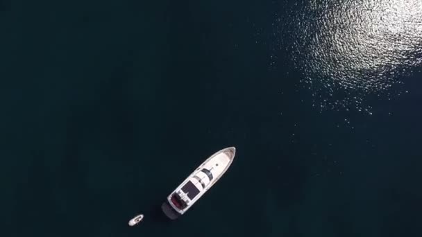 Σκάφος στη θάλασσα, αεροφωτογραφίες κηφήνας, Μπούντβα, κοντά Dukley G — Αρχείο Βίντεο