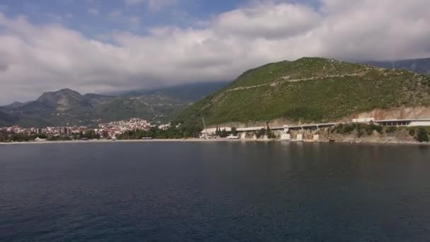 Iate no mar, fotos aéreas drone, Budva, perto de Dukley G — Vídeo de Stock