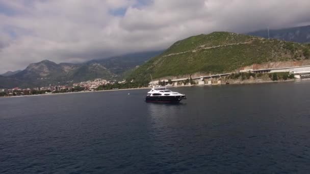 Deniz, hava fotoğrafçılığı dron, Budva yakınındaki Dukley G yat — Stok video