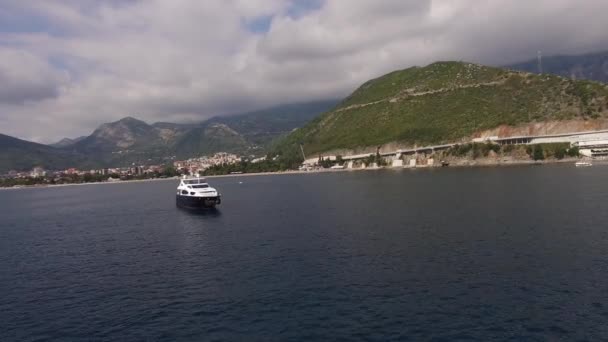 Yate en el mar, avión no tripulado fotografía aérea, Budva, cerca de Dukley G — Vídeo de stock