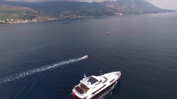 Яхта в море, беспилотник аэрофотосъемки, Будва, рядом с Dukley G — стоковое видео