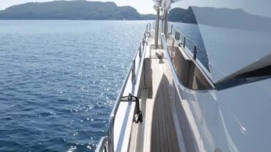 Güverte pahalı büyük yat olduğunu. Budva, Mont içinde demirleyen yat
