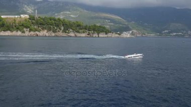 Teknenin denize yakın Budva içinde. Karadağ, Budva Riviera, A