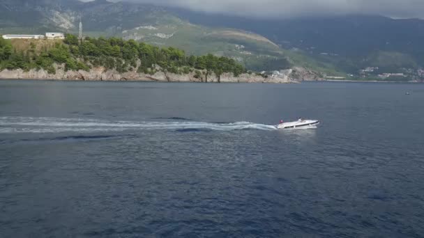 Le bateau dans la mer près de Budva. Monténégro, Budva Riviera, le A 