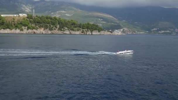 El barco en el mar cerca de Budva. Montenegro, Budva Riviera, la A — Vídeos de Stock
