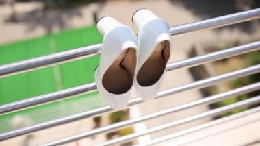 Balkonda gelinin düğün ayakkabıları