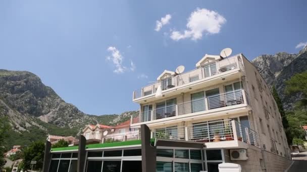 Villa in de bergen. Montenegro, de baai van Kotor. Schieten uit — Stockvideo