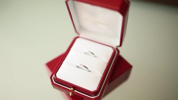 반지에 대 한 빨간색 상자에서 결혼 반지 — 비디오