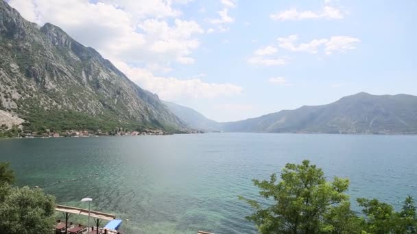 Kotor-öböl Montenegróban. Hegységek, kanyonok, tengeri. — Stock videók