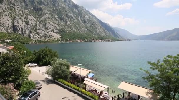 Kotor Bay em Montenegro. Montanhas e desfiladeiros, mar . — Vídeo de Stock