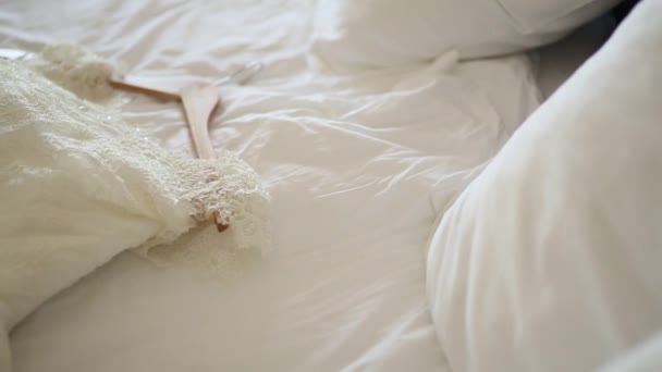 Esküvői ruha a menyasszony az ágyon — Stock videók