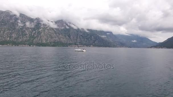 Kotor Körfezi, hava fotoğrafçılığı dron, Adriati yat — Stok video