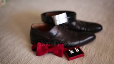 Mens kol düğmesi arka planda kahverengi Ayakkabı