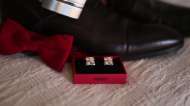 Mens kol düğmesi arka planda kahverengi Ayakkabı