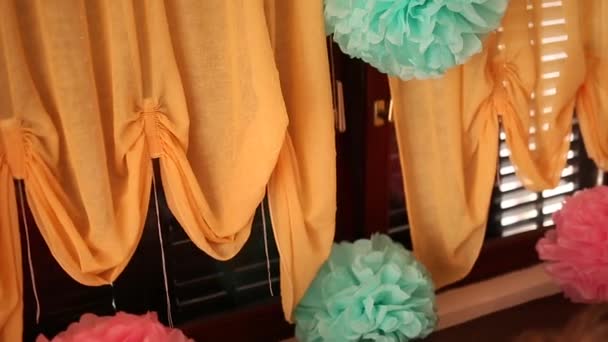 Bolas de papel colgando de un hilo, en ventana con cortinas — Vídeos de Stock