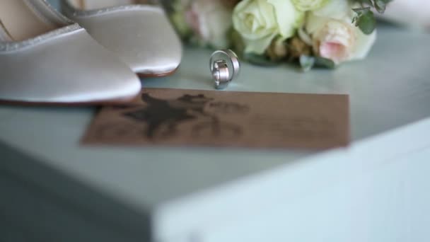 Vigselringar och bröllop skor brud. Bröllop smycken — Stockvideo