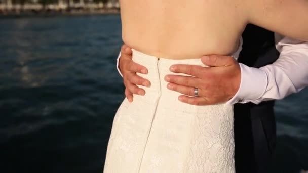 El novio abraza a la novia en la playa. Boda en Montenegro — Vídeos de Stock