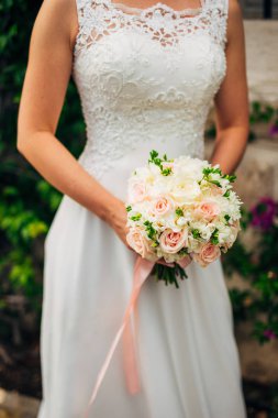 Gelinin elinde düğün buketi