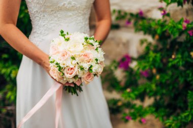 Gelinin elinde düğün buketi