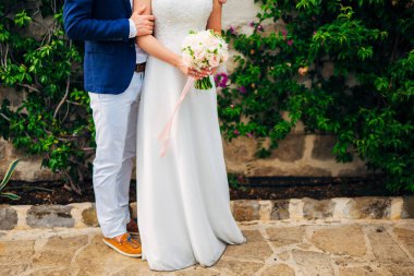 Gelinin elinde düğün buketi