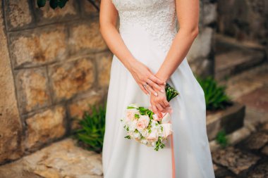 Gelinin elinde düğün buketi