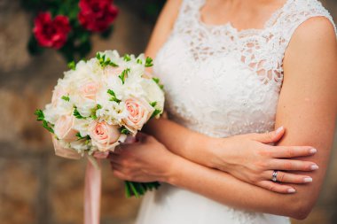 Gelinin elinde düğün buketi