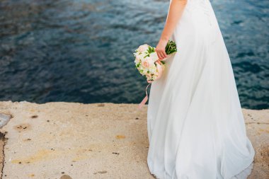 Gelinin elinde düğün buketi