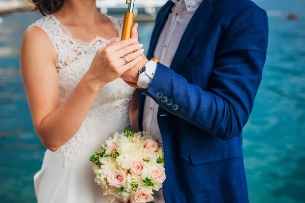 Buquê de casamento em mãos da noiva — Fotografia de Stock