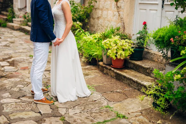 Piedi femminili e maschili sul marciapiede — Foto Stock