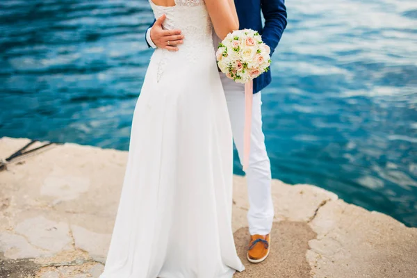 Bruiloft boeket in handen van de bruid — Stockfoto