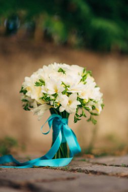 Düğün buketi taş zemin üzerine