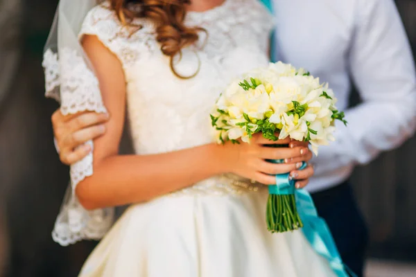 Buquê de casamento em mãos da noiva — Fotografia de Stock