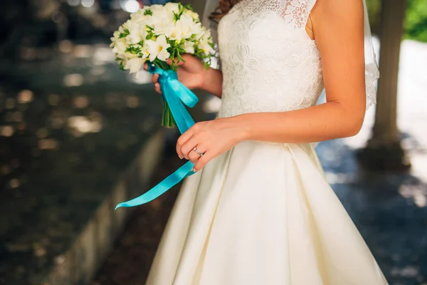 Bouquet nuziale in mani della sposa — Foto Stock