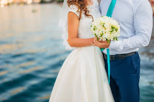 Bouquet de mariage entre les mains de la mariée — Photo