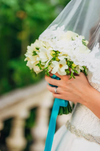 Buquê de casamento em mãos da noiva — Fotografia de Stock