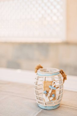 Masada dekoratif çapası olan ahşap şamdan.