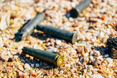 Savaş sırasında mermi kovanları yerde yatıyordu.