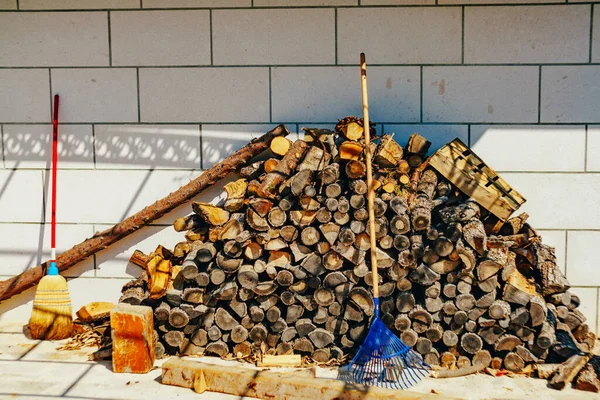 Gunung kayu cincang untuk perapian — Stok Foto