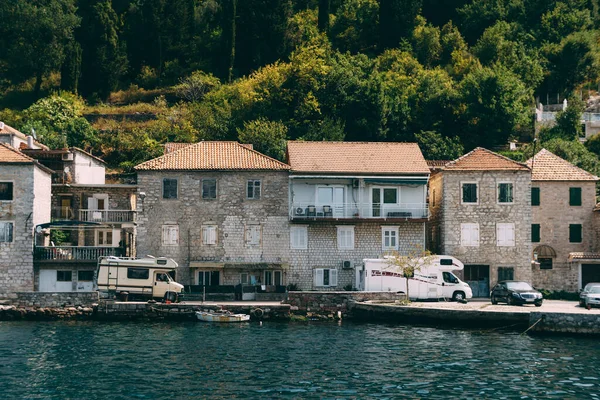 Dům na kolečkách. Turisté cestují do Černé Hory v domech na kolech — Stock fotografie