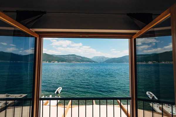 Θέα στη θάλασσα από το παράθυρο του ξενοδοχείου. — Φωτογραφία Αρχείου