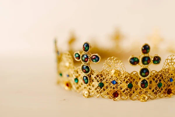 宝石や十字架がちりばめられた黄金の冠 — ストック写真