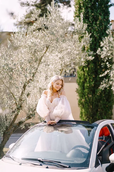 Hermosa novia de pie en un convertible en la Villa Medici de Lilliano Wine Estate, Toscana, Italia —  Fotos de Stock