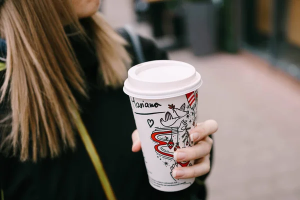 Nama MARIANA pada cangkir kopi di tangan wanita — Stok Foto