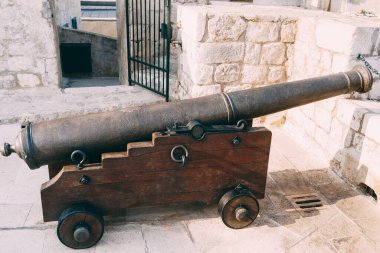 Eski Dubrovnik şehrinin duvarında çekirdekleri olan eski bir top.