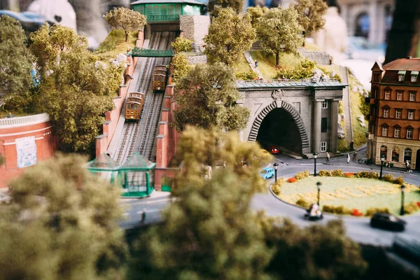 Città giocattolo in miniatura Budapest in Ungheria. Una funicolare accanto a un tunnel in montagna, vicino all'anello dell'auto . — Foto Stock