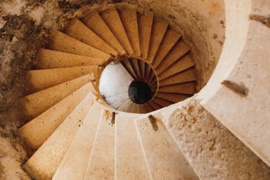 Karadağ 'daki Fort Mamula' da antik bir spiral taş merdiven.