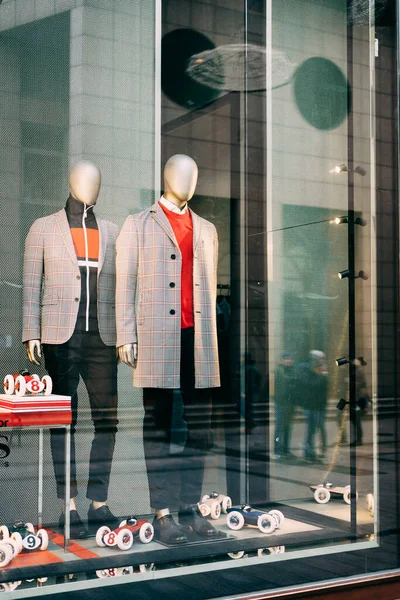 Dua manekin di jendela toko pakaian mens, mengenakan jaket di kandang — Stok Foto