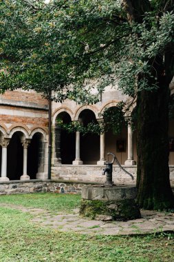 Eski bir su pompası. İtalya 'da bir villada, Como Gölü' nde antik sütunlara bakan bir su sütunu.